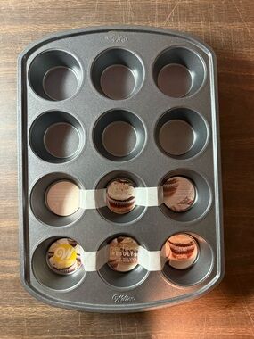 Wilton 2105-6789 Gray Perfect Results Nonstick 12-Cup Muffin Pan NEW